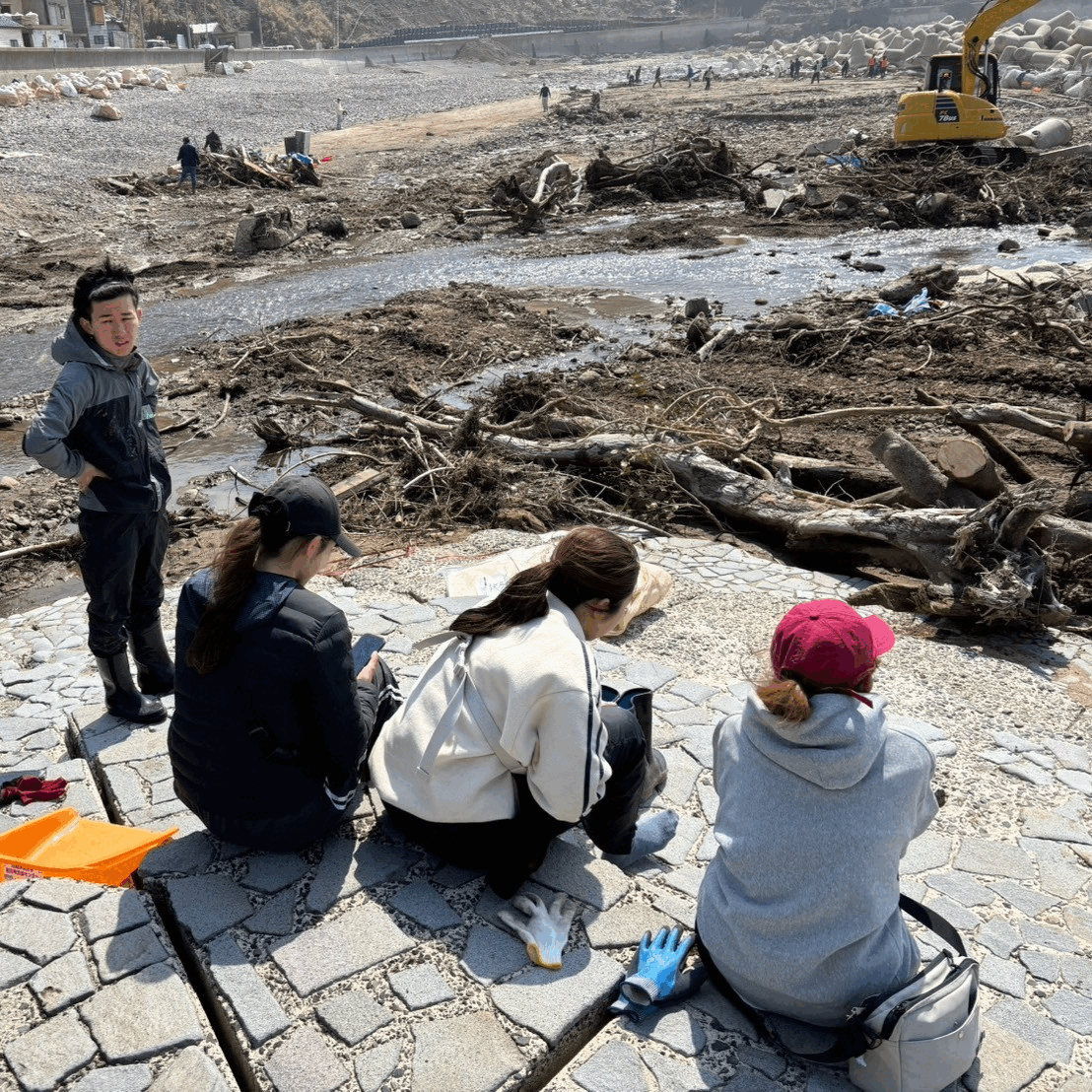 能登半島の黒島で海岸清掃ボランティアをする様子