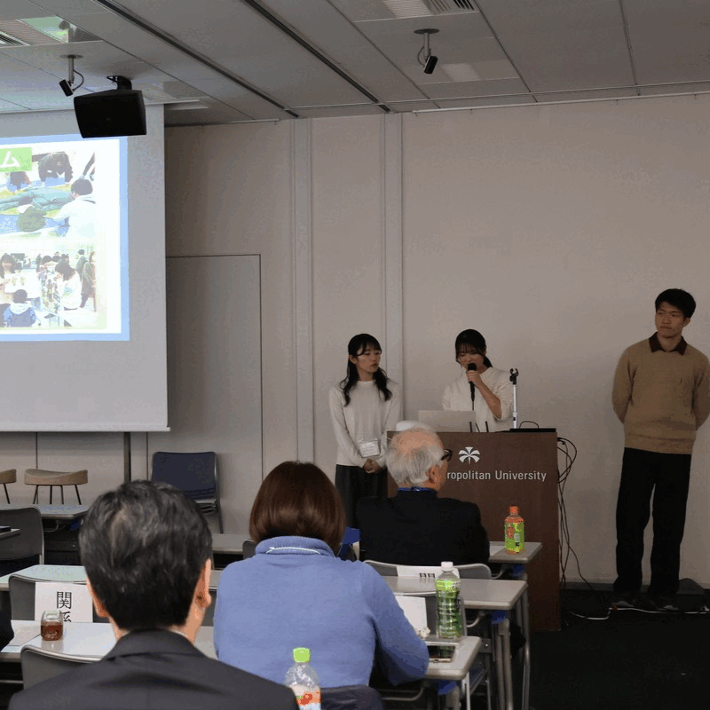 能登半島ボランティアバスで得たことなどを学会で報告する様子