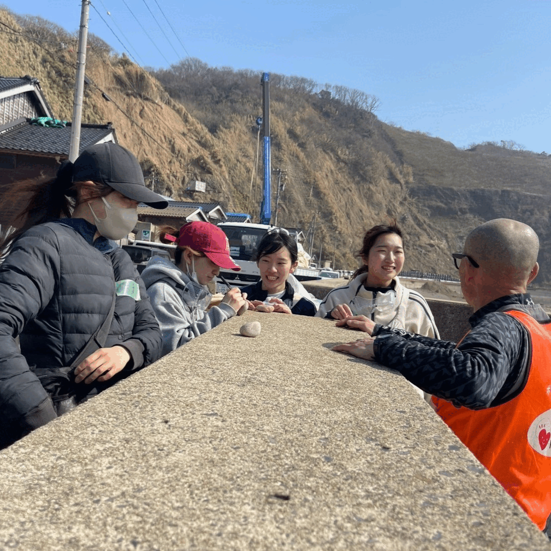 大学生と現地のボランティアの方が話す様子